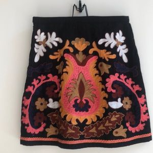 Cool embroidered retro style mini skirt!
